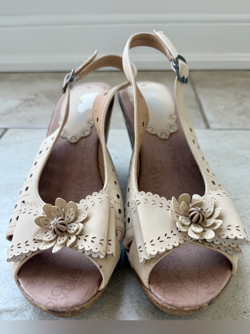 🍋 Stefani Cream Floral Peep-Toe Wedge Sandals. Sz 38 (7.5)